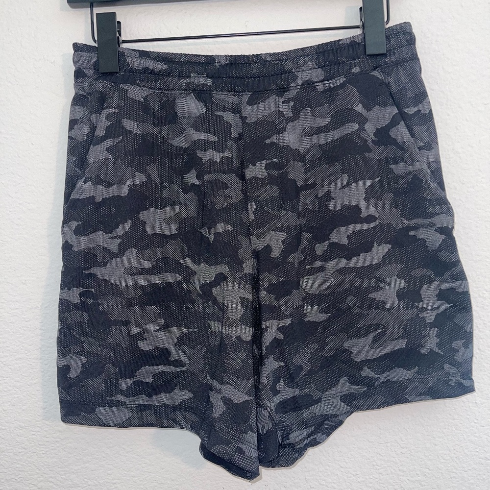 Lululemon Pace Breaker LL 6"